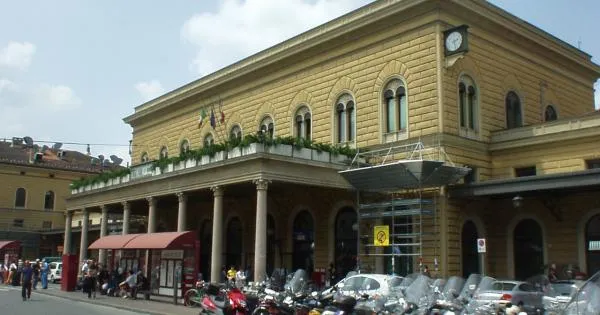 https://gazzettadiparma.cdn.m33cloud.com/resizer/600/315/true/2024_09_25/stazione_bologna-1727266532331.jpg--prima_la_truffa_fingendosi_un_finanziere__poi_la_fuga_in_treno_fino_alla_stazione_di_bologna__arrestato_un_38enne_italiano.webp?1788187220000