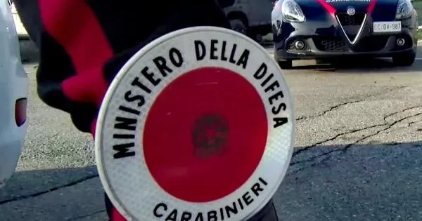 https://gazzettadiparma.cdn.m33cloud.com/resizer/600/315/true/2024_12_10/10.12.2024_Parma_foto_arresto_radiomobile_per_resistenza-1733822476619.jpg--fugge_a_un_blocco_di_blocco__poi_picchia_due_carabinieri_e_tenta_di_strangolarne_uno__arrestato_dopo_una_caccia_all_uomo.webp?1788187291000