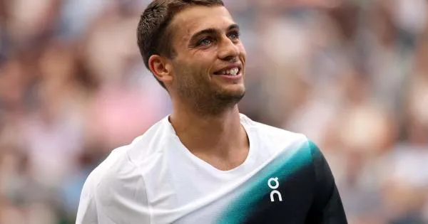 https://gazzettadiparma.cdn.m33cloud.com/resizer/600/315/true/2026_09_01/cobolli-1788290990090.jpg--us_open__comesana_cede_al_quinto_set__cobolli_va_al_secondo_turno.webp?1788290990553