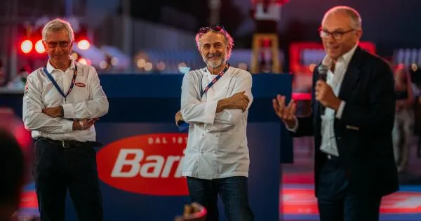 https://gazzettadiparma.cdn.m33cloud.com/resizer/600/315/true/2026_09_04/From_left__Paolo_Barilla%2C_Massimo_Bottura%2C_and_Stefano_Domenicali_welcome_guests_to_La_Tavolata_by_Barilla_at_the_Monza_circuit_-1788520957251.jpg--barilla_e_bottura_mettono_a_tavola_la_f1.webp?1788520962796