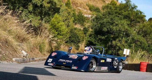 https://gazzettadiparma.cdn.m33cloud.com/resizer/600/315/true/2026_09_06/trapani-1788705260405.jpg--tragedia_in_gara_auto__vittime_due_giovani_e_ferito_commissario.webp?1788705261076