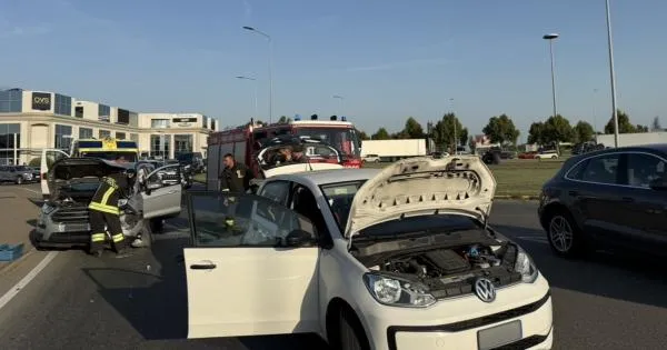 https://gazzettadiparma.cdn.m33cloud.com/resizer/600/315/true/2026_09_07/incidente_via_emilia_lepido-1788797632702.jpg--tamponamento.webp?1788797633010