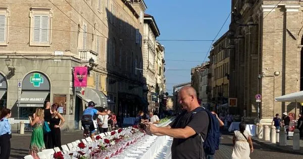 https://gazzettadiparma.cdn.m33cloud.com/resizer/600/315/true/2026_09_08/e89477d5-6597-4ddb-88db-316a6631f209-1788880017083_1788880056.jpg--tutto_pronto_per_la_cena_dei_mille__la_lunga_tavola_apparecchiata_per_ospitare_i_commensali__foto.webp?1788880056307