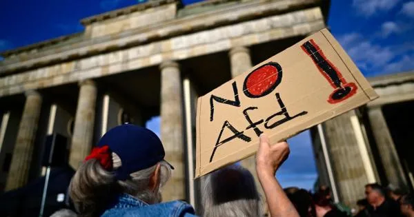 https://gazzettadiparma.cdn.m33cloud.com/resizer/600/315/true/2026_09_09/afd-1788935771008.jpg--dura_lezione_del_trionfo_dei_neo_nazisti_in_germania.webp?1788935771607