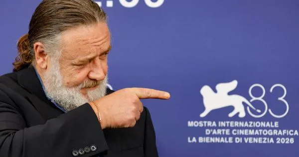 https://gazzettadiparma.cdn.m33cloud.com/resizer/600/315/true/2026_09_11/crowe-1789147138714.jpg--e_russel_crowe_in_conferenza_stampa_a_venezia_ritira_fuori_le_sue_origini____fidentine.webp?1789147139650