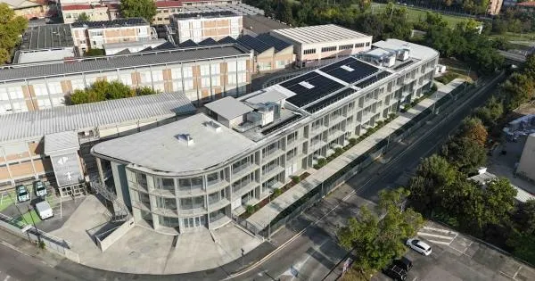 https://gazzettadiparma.cdn.m33cloud.com/resizer/600/315/true/2026_09_12/ITIS_DA_VINCI_PARMA_Inaugurata_la_nuova_Palazzina_Disponibili_40_nuove_aule_002_Veduta_della_scuola_dall_alto-1789218222863.jpg--nuovo_itis.webp?1789218223599