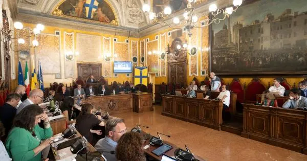 https://gazzettadiparma.cdn.m33cloud.com/resizer/600/315/true/2026_09_14/consigliocomunale-1789394793410.jpg--parco_della_cittadella__un_wc_autopulente_entro_l_anno__la_proposta_di_francesco_de_vanna.webp?1789394794989