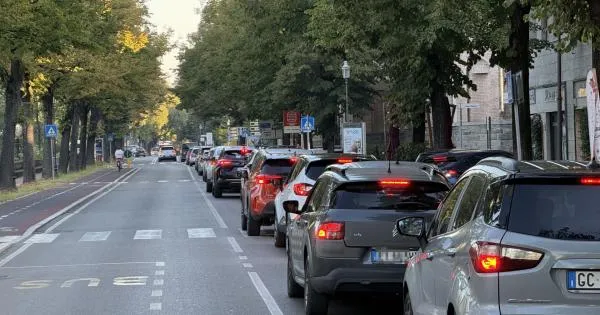 https://gazzettadiparma.cdn.m33cloud.com/resizer/600/315/true/2026_09_15/IMG_7603-1789454796385.jpeg--traffico_d_inizio_scuola.webp?1789454797269