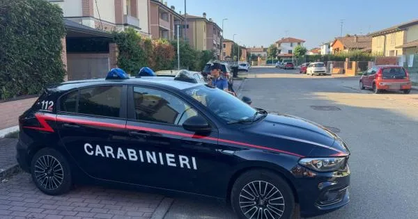 https://gazzettadiparma.cdn.m33cloud.com/resizer/600/315/true/2026_09_20/20.09.2026_Foto_cc_Noceto-1789892167118_1789892957.jpg--noceto__si_toglie_le_scarpe_e_tenta_di_intrufolarsi_all_interno_di_un_abitazione_ma_viene_messo_in_fuga_da_un_vicino_di_casa__26enne_denunciato_dai_carabinieri.webp?1789892957509