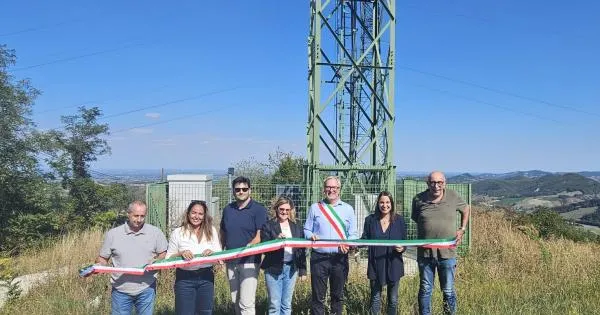 https://gazzettadiparma.cdn.m33cloud.com/resizer/600/315/true/2026_09_23/Digitale_-_Mazzoni_inaugura_impianto_Mulazzano_di_Lesignano_de_Bagni_%28Pr%29-1790172163830.jpg--lesignano__installato_un_nuovo_impianto_di_telefonia_mobile__le_zone_interessate.jpg?1790172163950