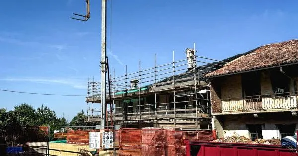 https://gazzettadiparma.cdn.m33cloud.com/resizer/600/315/true/2026_09_23/uccide_ladro-1790188955179.jpg--uccide_uno_dei_ladri_che_si_introducono_nel_cantiere__al_tg1_la_chiamata_disperata_al_112___c_e_uomo_a_terra__mi_sono_difeso_.webp?1790188956156