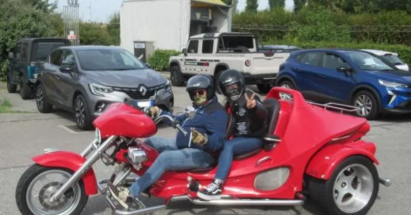 https://gazzettadiparma.cdn.m33cloud.com/resizer/600/315/true/2026_09_24/Moto_strana-1790272150342.jpg--_non_e_una_moto_ma_un_easy_trike__in_viaggio_per_ricordare_nostra_figlia__morta_in_moto_a_24_anni_.webp?1790272150410