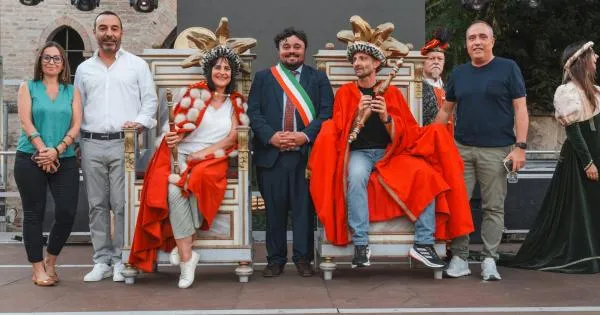 https://gazzettadiparma.cdn.m33cloud.com/resizer/600/315/true/2026_09_25/REGNO_DI_NASONIA_A_SORAGNA_Massimo_Di_Reda_e_Nerina_Carlotti_sono_il_nuovo_re_e_la_nuova_regina_002_Foto-1790320607864.jpeg--massimo_di_reda_e_nerina_carlotti_sono_il_nuovo_re_e_la_nuova_regina.webp?1790320608620