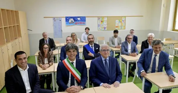 https://gazzettadiparma.cdn.m33cloud.com/resizer/600/315/true/2026_09_26/013-1790422203504.jpg--fidenza__taglio_del_nastro_del_nuovo_polo_scolastico_ongaro_cremonini_con_il_ministro_foti___orgoglioso_di_essere_qui___le_foto.webp?1790422203774