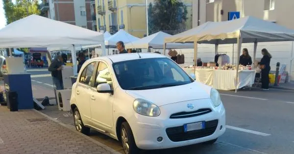 https://gazzettadiparma.cdn.m33cloud.com/resizer/600/315/true/2026_09_27/Progetto_senza_titolo_%2823%29-1790516941520.jpg--festa_del_san_leonardo__un_auto_parcheggiata_occupa_il_posto_di_una_delle__bancarelle___foto.jpg?1790516942538