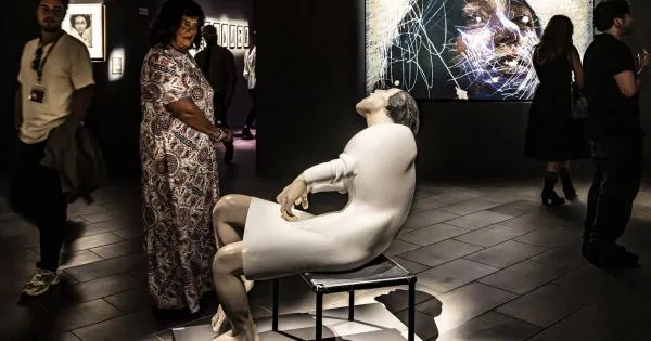 https://gazzettadiparma.cdn.m33cloud.com/resizer/600/315/true/2026_10_01/_ARM5598-1790874565862.jpg--inaugurazione_della_mostra__lei____foto.webp?1790874566338