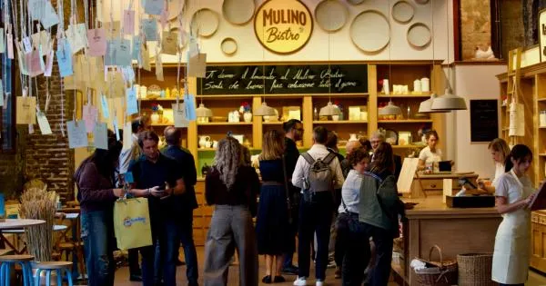 https://gazzettadiparma.cdn.m33cloud.com/resizer/600/315/true/2026_10_02/Mulino_Bistro_DSC3386-1790960692389.jpeg--a_milano_apre_il_mulino_bistro__uno_spazio_dedicato_al_mondo_della_colazione__aperto_dalle_8_alle_20.webp?1790960693178
