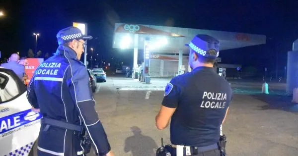 https://gazzettadiparma.cdn.m33cloud.com/resizer/600/315/true/2026_10_03/reggio_emilia-1791013575466.jpg--reggio_emilia__aggredi_tre_persone_al_distributore_di_benzina__26enne_si_impicca_in_carcere.webp?1791013576029