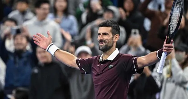 https://gazzettadiparma.cdn.m33cloud.com/resizer/600/315/true/2026_10_04/DJOKOVIC-1791128091497.jpg--eterno_djokovic__batte_zverev_e_si_regala_la_semifinale_a_pechino.webp?1791128092075