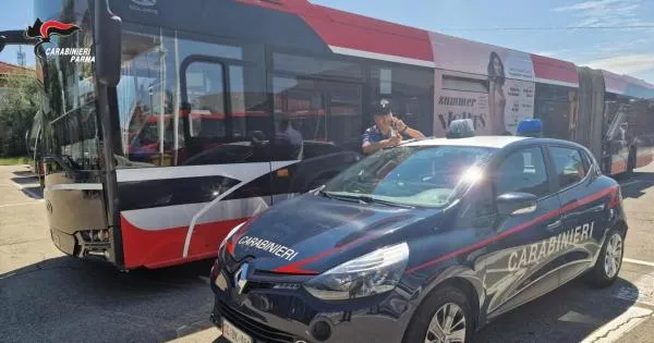 https://gazzettadiparma.cdn.m33cloud.com/resizer/600/315/true/2026_10_06/06.10.26_Foto_repertorio_denuncia_false_attestazioni_sull_identita_personale-1791275887194.jpg--senza_biglietto_sull_autobus__ruba__l_identita__di_un_conoscente_per_evitare_la_sanzione__smascherato_dai_carabinieri_.webp?1791275887655