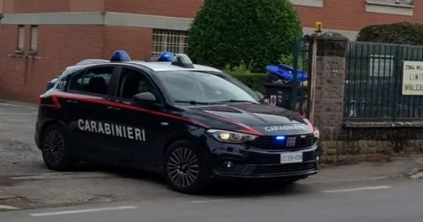 https://gazzettadiparma.cdn.m33cloud.com/resizer/600/315/true/2026_10_07/07.10.26_Foto_CC_Salsomaggiore-1791362229129_1791362250.jpg--torna_in_italia_e_trova_la_casa_ereditata_chiusa_con_catena_e_lucchetto__i_carabinieri_denunciano_due_persone_per_occupazione_abusiva_di_terreni_o_edifici_.webp?1791362250728