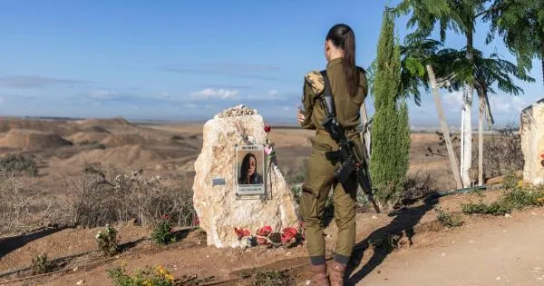 https://gazzettadiparma.cdn.m33cloud.com/resizer/600/315/true/2026_10_07/israele_idf-1791355137338.jpg--israele__i_familiari_ricordano_le_vittime_del_7_ottobre_2023_nei_luoghi_dell_attacco_di_hamas.webp?1791355138051