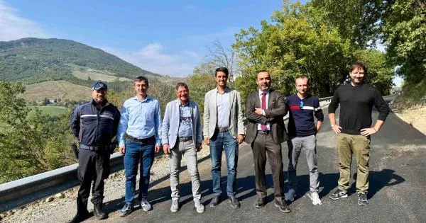 https://gazzettadiparma.cdn.m33cloud.com/resizer/600/315/true/2026_10_08/SOLIGNANO_Sistemata_la_provinciale_110_per_Varano_Dopo_la_frana_nuovo_asfalto_e_traffico_a_doppio_senso_002_Foto-1791467654915.jpg--.webp?1791467658311