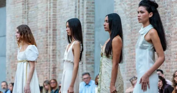 https://gazzettadiparma.cdn.m33cloud.com/resizer/600/315/true/2026_10_09/evento_3-1791531322764.jpg--tra_sete_e_velluti_la_moda_danza_sulle_note_del_cigno.webp?1791531324323