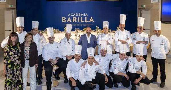 https://gazzettadiparma.cdn.m33cloud.com/resizer/600/315/true/2026_10_13/La_Nazionale_Italiana_Cuochi_e_stata_ospite_di_Academia_Barilla-1791901678271.jpg--barilla_ospita_la_nazionale_italiana_cuochi_a_parma_per_preparare_la_culinary_world_cup.webp?1791901684195