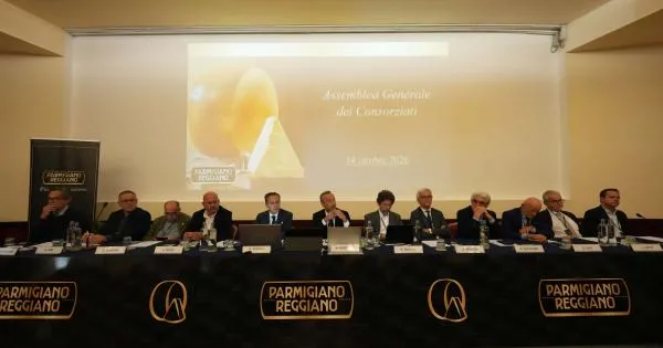 https://gazzettadiparma.cdn.m33cloud.com/resizer/600/315/true/2026_10_14/CS_Assemblea_ottobre_2026-1791984282370.jpeg--parmigiano_reggiano__produzione_in_crescita_di_oltre_il_5___il_consorzio_approva_un_piano_per_tutelare_il_valore_della_dop.webp?1791984284462
