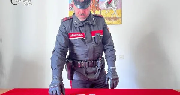 https://gazzettadiparma.cdn.m33cloud.com/resizer/600/315/true/2026_10_15/15.10.2026_Foto_arresto_detenzione_stupefacente-1792054551399.jpg--lancia_due_etti_di_hashish_dal_finestrino_dell_auto_per_sfuggire_ai_carabinieri__arrestato_25enne_in_zona_paradigna.webp?1792054551492