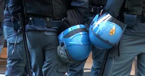 https://gazzettadiparma.cdn.m33cloud.com/resizer/600/315/true/2026_10_16/casco-celere-qp-1792163458575.jpeg--manifestazione_degli_studenti_annunciata_via_chat__diffida_a_ragazzi_e_genitori.jpeg?1792163458639