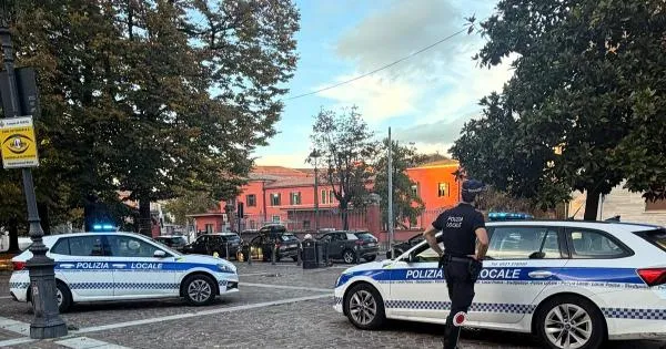 https://gazzettadiparma.cdn.m33cloud.com/resizer/600/315/true/2026_10_23/Ai_Oltretorrente_%285%29-1792762630893.jpeg--oltretorrente_passato_al_setaccio_dalla_polizia_locale.webp?1792762630965