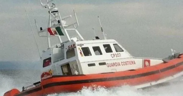 https://gazzettadiparma.cdn.m33cloud.com/resizer/600/315/true/ansa/2024_06_01/209aad3e43dadcf508002f2a1db5f801.jpg--quindicenne_salvato_dopo_essersi_aggrappato_per_giorni_a_barca_capovolta_in_alaska.webp
