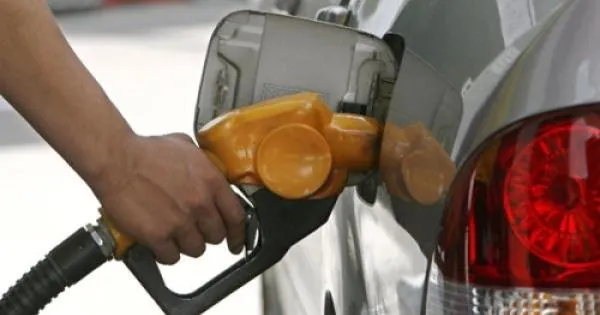https://gazzettadiparma.cdn.m33cloud.com/resizer/600/315/true/gn4/34/GN4_DAT_34875.jpg--eni__il_prezzo_del_diesel_scende_a_2_21__ma_resta_sopra_il_tetto___e__piu_caro_nelle_pompe_bianche.webp