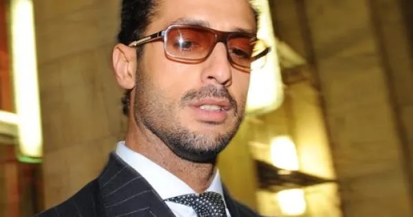https://gazzettadiparma.cdn.m33cloud.com/resizer/600/315/true/gn4/50/GN4_DAT_50084.jpg--fabrizio_corona_aggredito_e_rapinato_sotto_casa_sua.webp