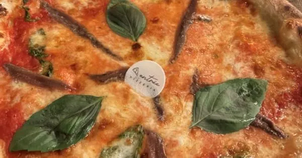 https://gazzettadiparma.cdn.m33cloud.com/resizer/600/315/true/gn4/52364/GN4_DAT_52364074.jpg--pizzeria_entree_classiche_o_rivisitate_non_c_e_differenza_qui_la_pizza_convince.webp