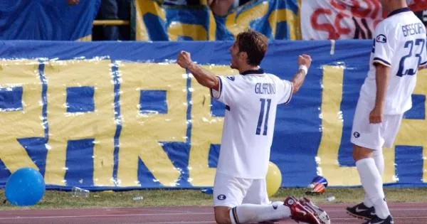 https://gazzettadiparma.cdn.m33cloud.com/resizer/600/315/true/gn4/52713/GN4_DAT_52713821.jpg--gilardino_e_il_parma__storia_di_un_amore_senza_fine.webp