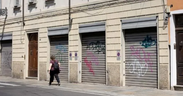 https://gazzettadiparma.cdn.m33cloud.com/resizer/600/315/true/gn4/52789/GN4_DAT_52789200.jpg--sos_commercio__a_parma_in_sei_anni__spariti__quasi_600_negozi.webp