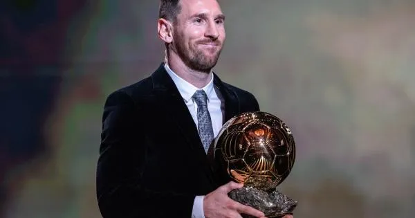 https://gazzettadiparma.cdn.m33cloud.com/resizer/600/315/true/italpress/2023_10_30/1698703994163.jpg--lamine__mbappe_e_rodri_sono_in_cima_alla_lista_dei_30_candidati_al_pallone_d_oro__c_e_anche_messi.webp
