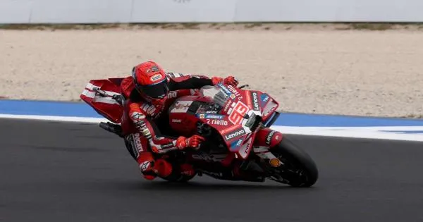 https://gazzettadiparma.cdn.m33cloud.com/resizer/600/315/true/italpress/2026_09_13/1789305227903.jpg--marc_marquez_trionfa_al_gp_di_san_marino__bezzecchi_subito_out.webp