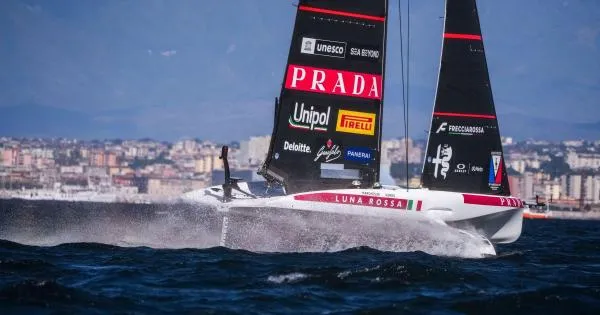 https://gazzettadiparma.cdn.m33cloud.com/resizer/600/315/true/italpress/2026_09_27/1790523788342.jpg--luna_rossa_senior_vince_le_regate_preliminari_di_napoli.webp