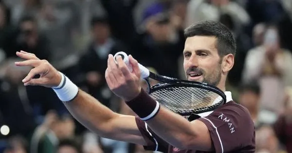 https://gazzettadiparma.cdn.m33cloud.com/resizer/600/315/true/italpress/2026_10_05/1791211420293.jpg--djokovic_vola_in_finale_a_pechino__medvedev_squalificato_peraver_colpito_uno_spettatore.webp