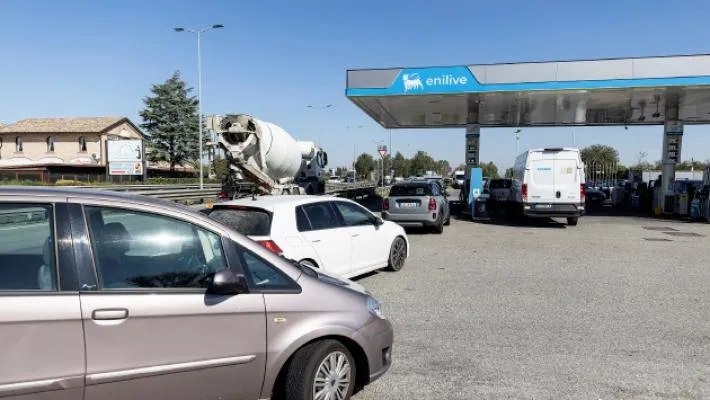 Parma Sa Eni taglia i prezzi, a Parma vendite triplicate e distributori sotto ...